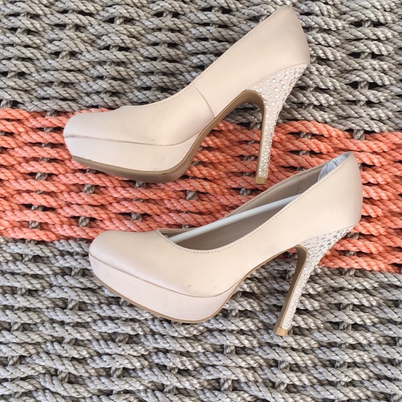 Heels by lsenboye NWT size 6.5 - Picture 2 of 8